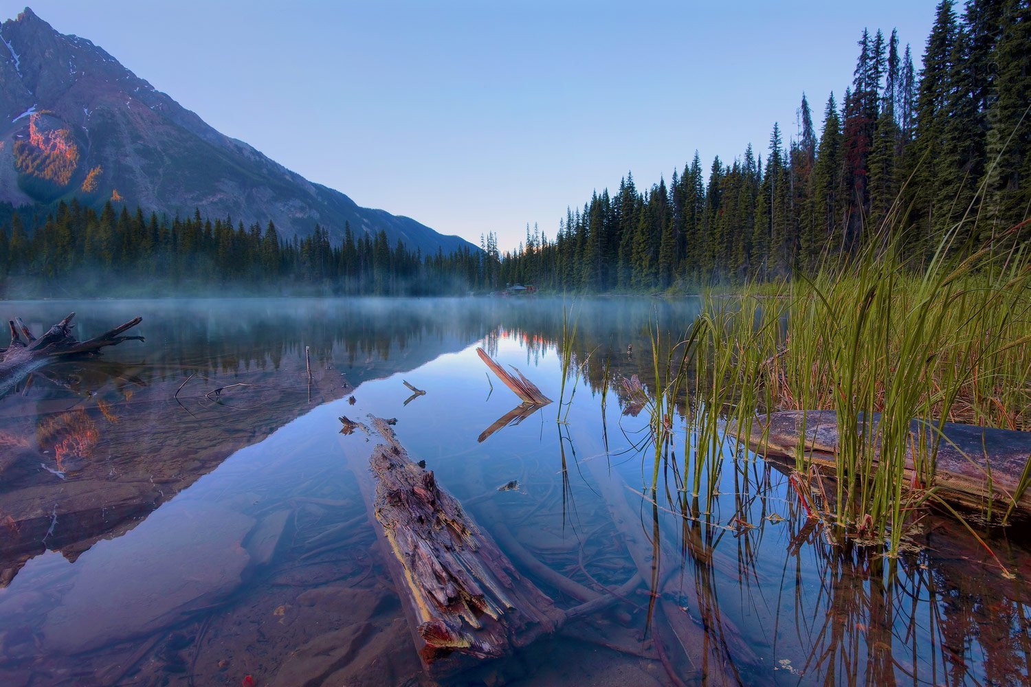 Он окружен невиданными природными красотами. Национальный парк Джаспер Канада. Красное озеро в Канаде. Красное озеро на севере Канады. Природа.